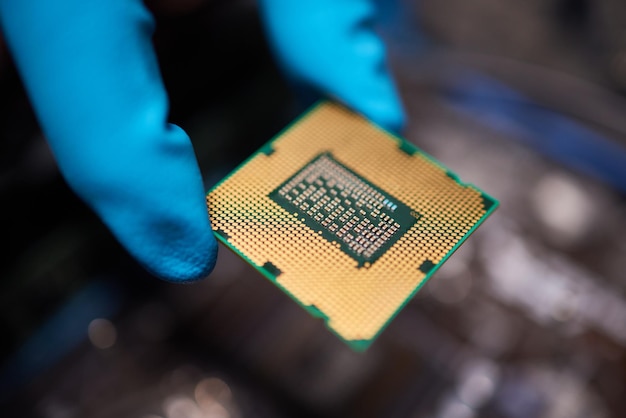 Imagen recortada de un ingeniero que muestra un microchip de computadora en primer plano