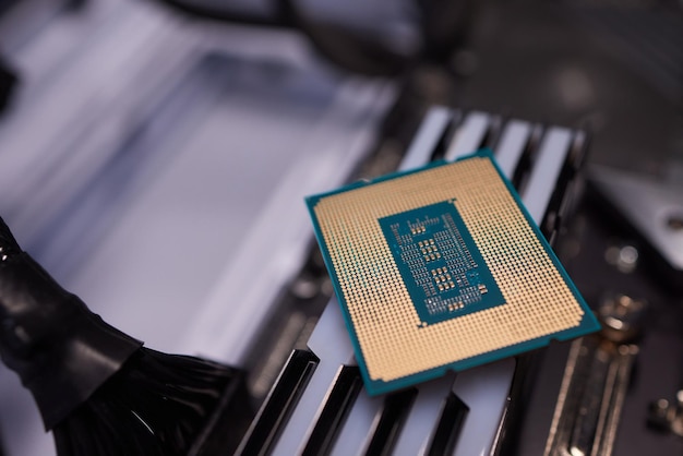 Imagen recortada de un ingeniero que muestra un microchip de computadora en primer plano