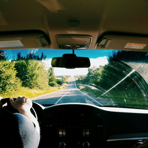 Foto imagen recortada del interior del coche en la carretera