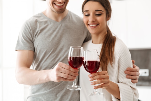 Foto imagen recortada de una joven pareja feliz