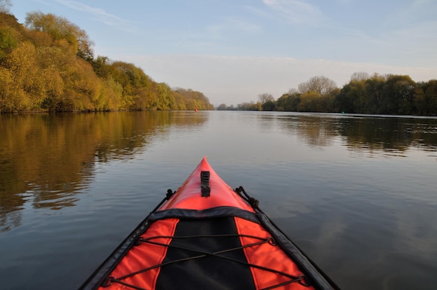 Imagen recortada de un kayak en un lago contra el cielo