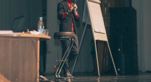 Imagen recortada .lecturer, haciendo un reportaje en la sala de conferencias.