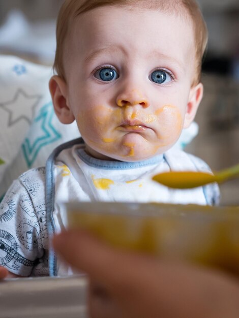 Foto imagen recortada de una madre alimentando a su bebé en casa