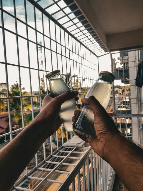 Foto imagen recortada de una mano sosteniendo un vaso