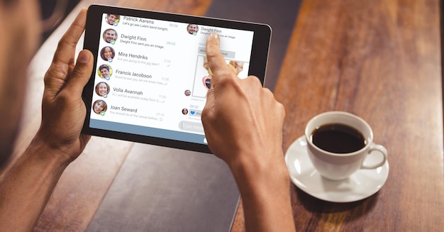 Imagen recortada de mano usando tableta digital con lista de chat