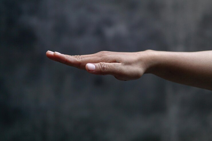 Foto imagen recortada de la mano