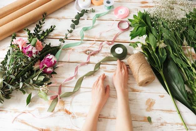 Foto imagen recortada de manos de mujer floristería