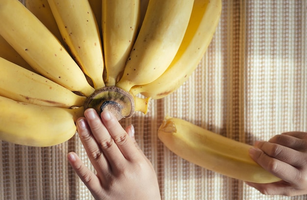 Foto imagen recortada de manos que hablan de plátano