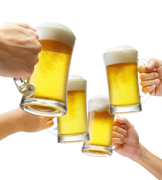 Imagen recortada de manos sosteniendo cerveza en vasos contra un fondo blanco