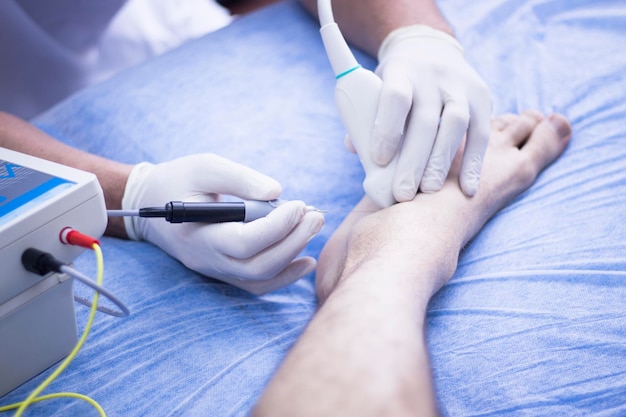 Foto imagen recortada de un médico operando a un paciente en un hospital