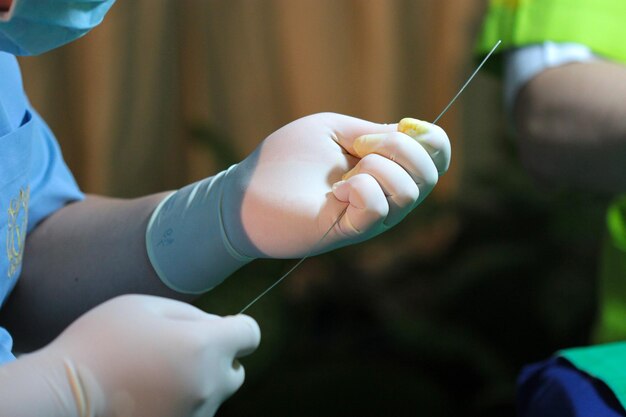 Imagen recortada de un médico trabajando en la sala de operaciones