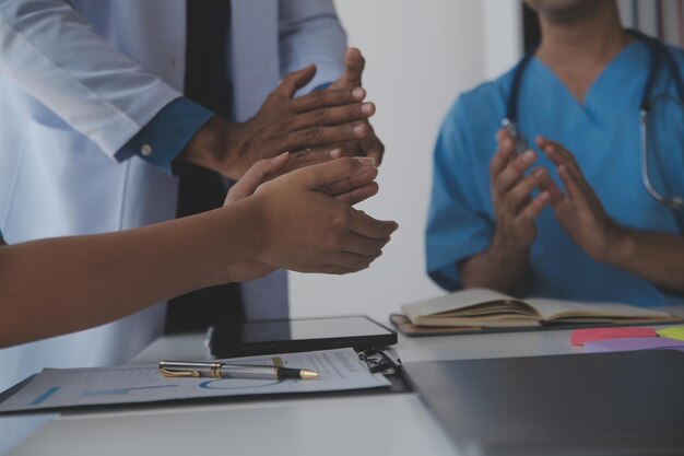 Foto imagen recortada de médicos exitosos discutiendo el diagnóstico durante la conferencia