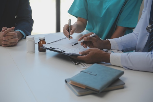 Imagen recortada de médicos exitosos discutiendo el diagnóstico durante la conferencia