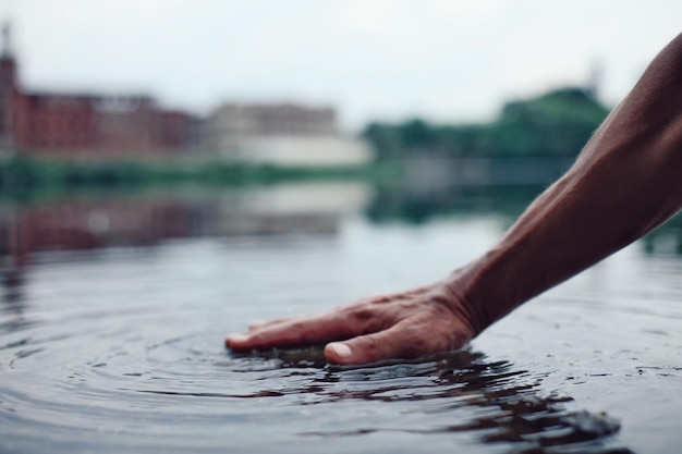 Foto imagen recortada de una mujer en el agua