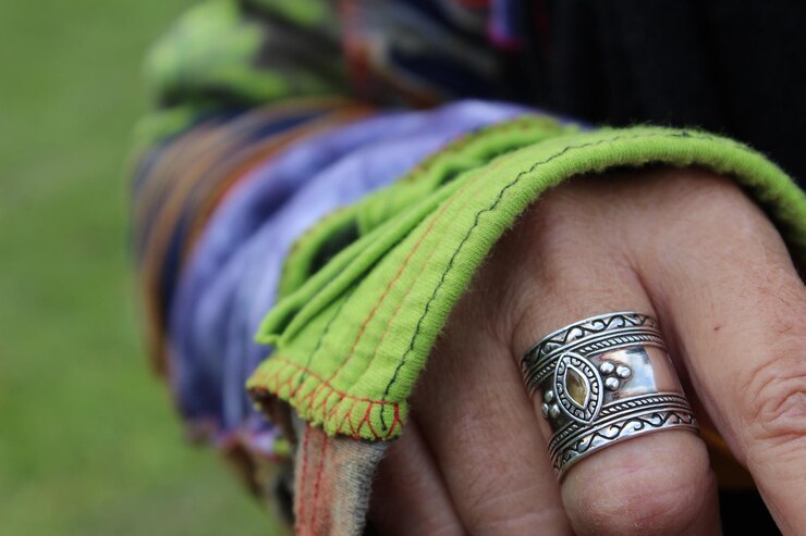 Foto imagen recortada de una mujer con un anillo de plata