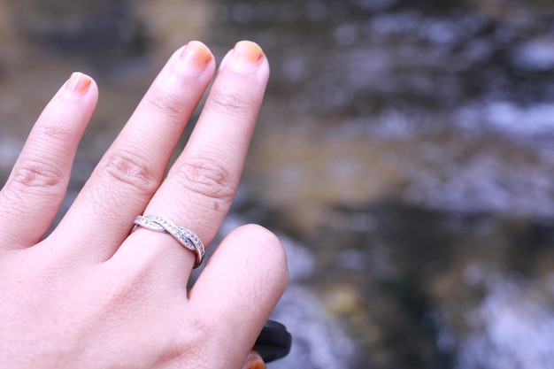 Foto imagen recortada de una mujer con un anillo