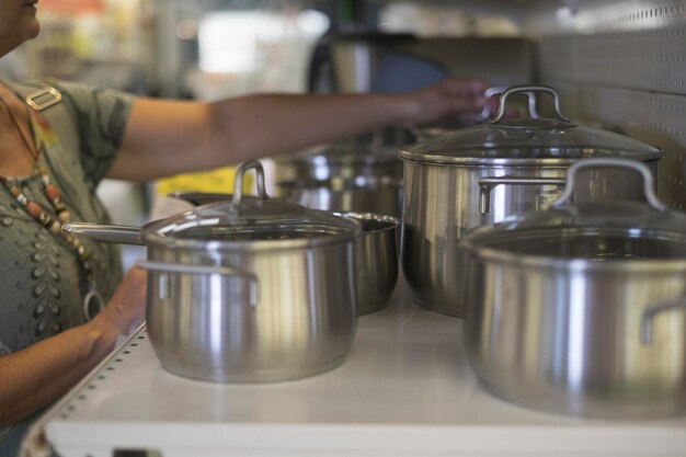 Foto imagen recortada de una mujer en la cocina