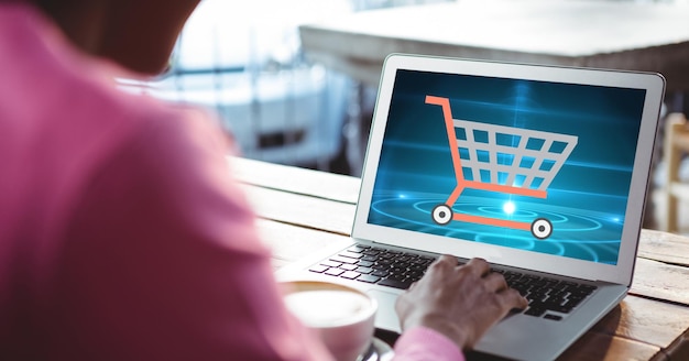 Imagen recortada de mujer comprando en línea usando una computadora portátil