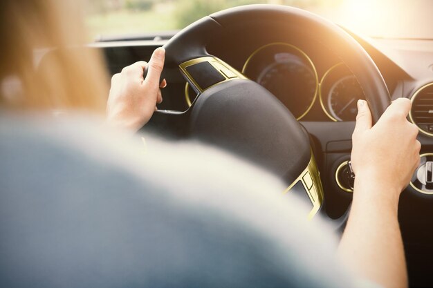 Imagen recortada de mujer conduciendo mientras viaja en coche