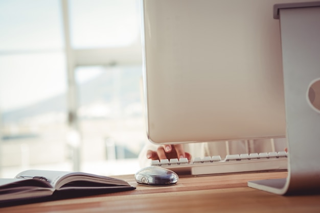 Imagen recortada de mujer escribiendo en el teclado