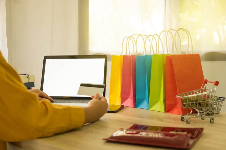 Foto imagen recortada de una mujer haciendo compras en línea en casa