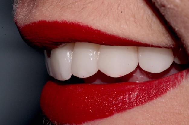 Imagen recortada de una mujer con lápiz labial rojo
