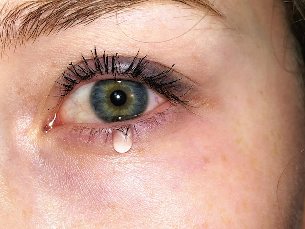 Imagen recortada de una mujer llorando