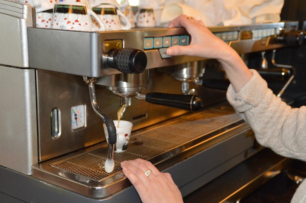 Imagen recortada de una mujer preparando café