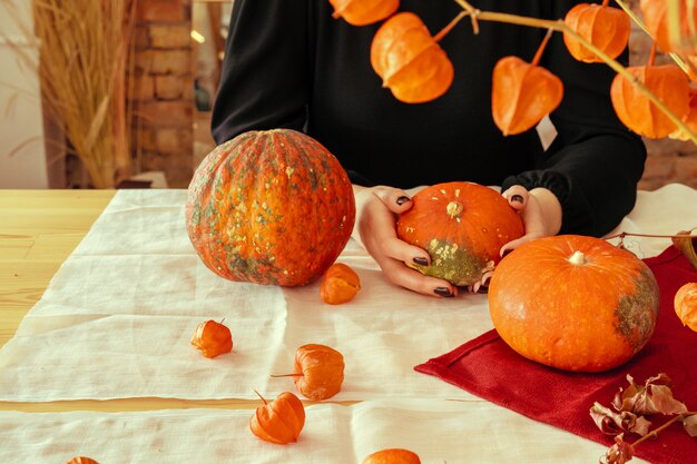 Imagen recortada de una mujer sosteniendo una calabaza en sus manos