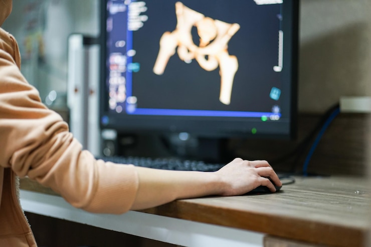 Foto imagen recortada de una mujer usando una computadora