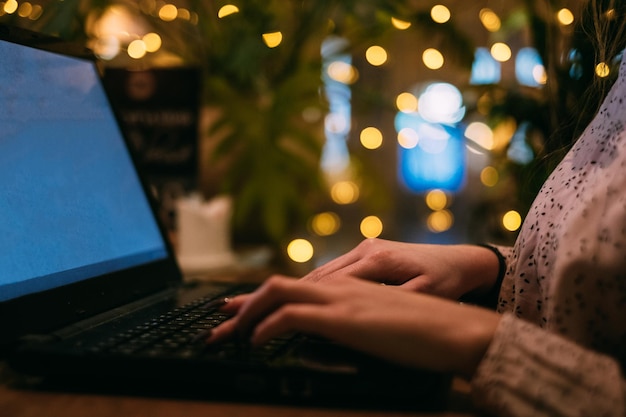 Imagen recortada de mujer usando laptop