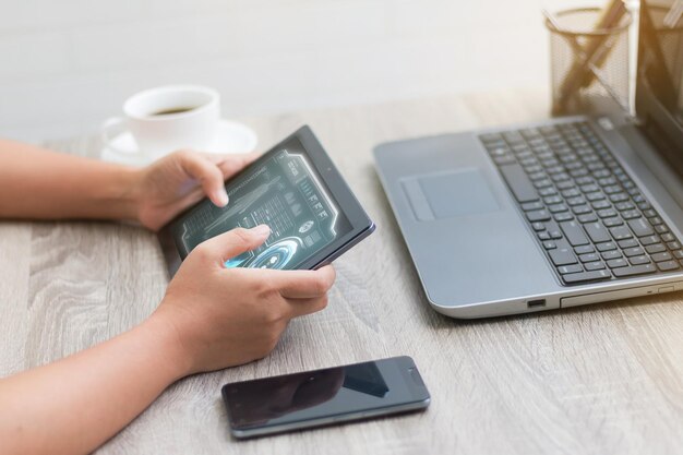 Imagen recortada de una mujer usando tecnología en la mesa