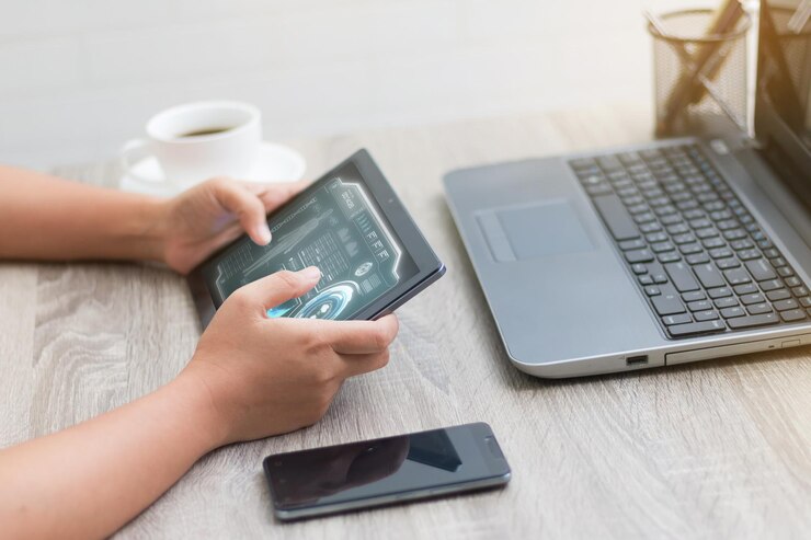 Foto imagen recortada de una mujer usando tecnología en la mesa