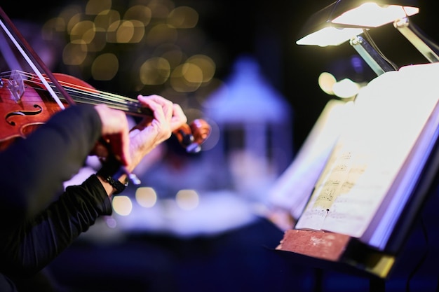 Imagen recortada de un músico tocando el violín