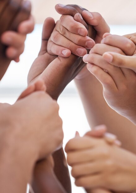 Foto imagen recortada de una pareja tomándose de la mano