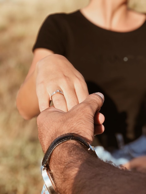 Foto imagen recortada de una pareja tomándose de la mano