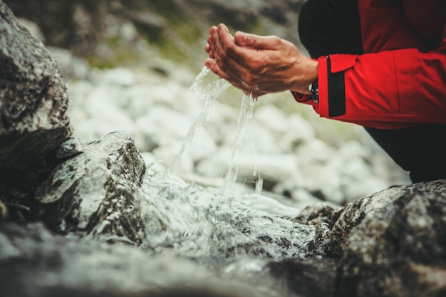 Foto imagen recortada de una persona con agua sobre el arroyo