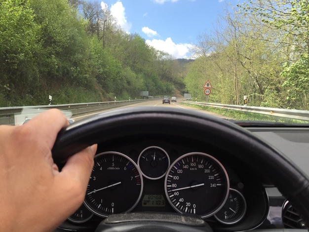 Imagen recortada de una persona en la carretera