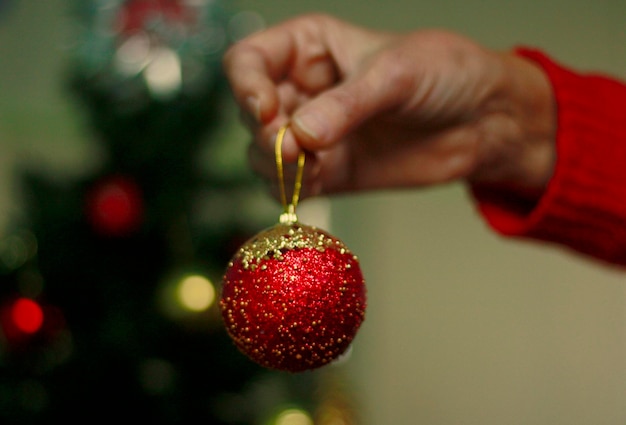 Imagen recortada de una persona celebrando el árbol de Navidad