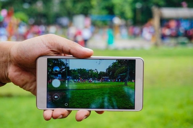 Imagen recortada de una persona fotografiando en el parque Nehru