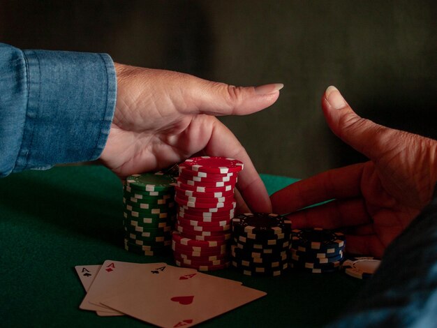 Foto imagen recortada de una persona jugando al póquer en un casino