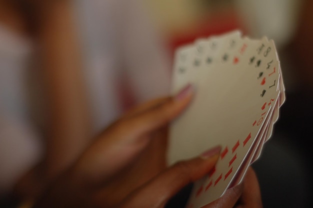 Foto imagen recortada de una persona jugando a las cartas