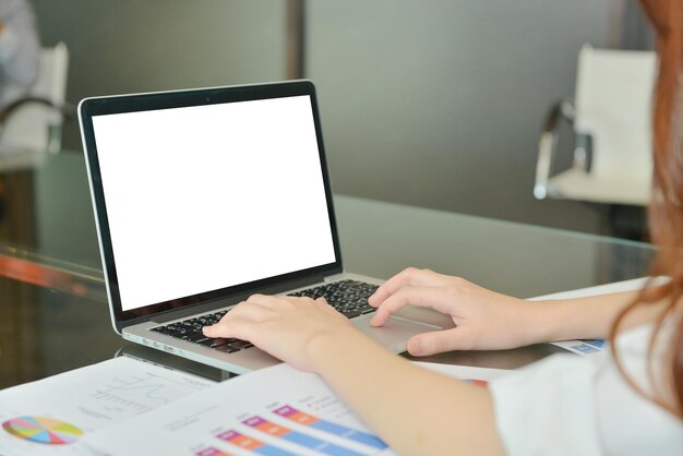 Imagen recortada de una persona de negocios trabajando en la oficina