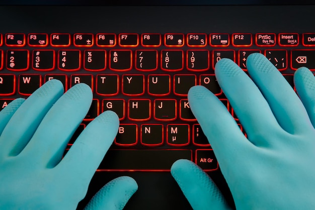 Imagen recortada de una persona usando una computadora portátil