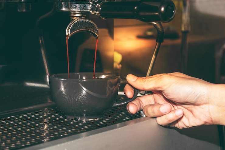 Foto imagen recortada de una persona vertiendo té en un vaso