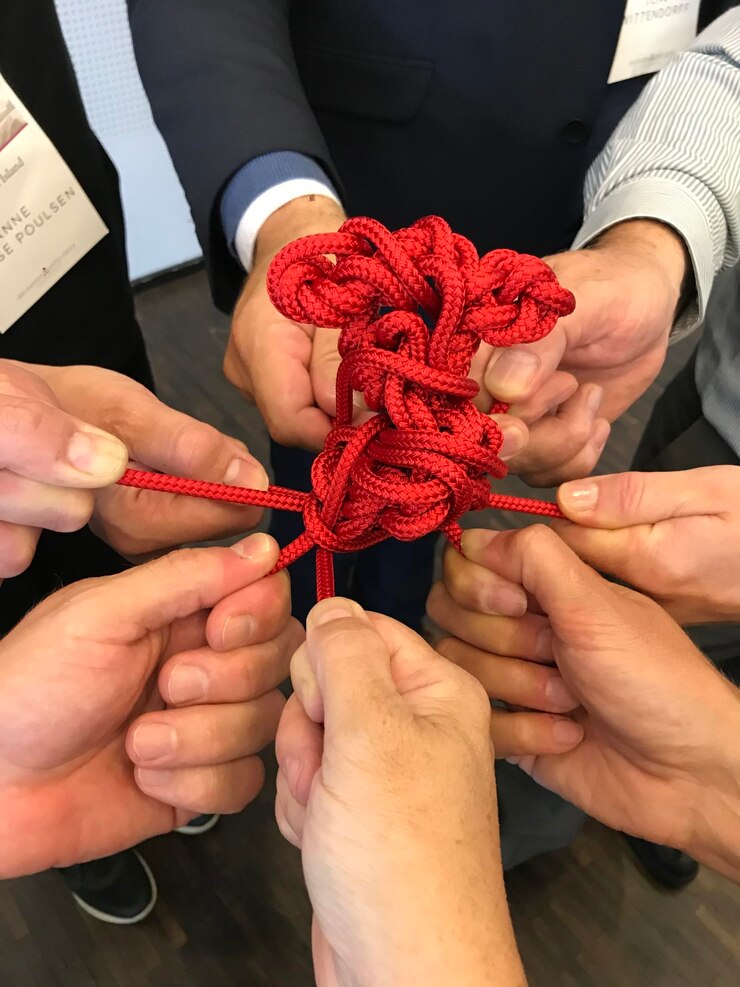 Foto imagen recortada de personas con cordones de zapatos atados