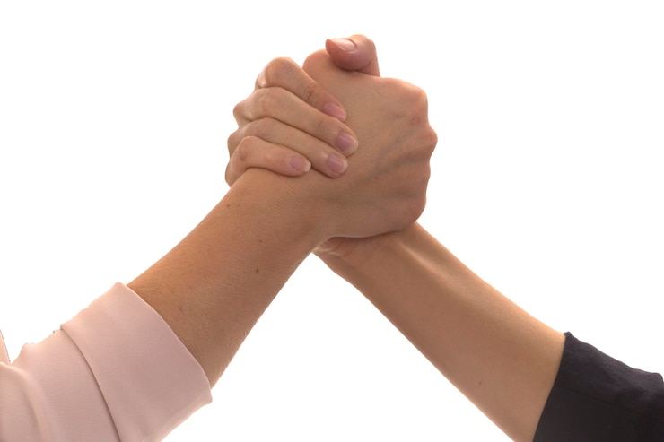 Foto imagen recortada de personas que se toman de la mano contra un fondo blanco
