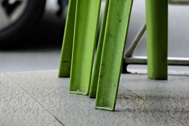 Foto imagen recortada de una silla verde en el suelo