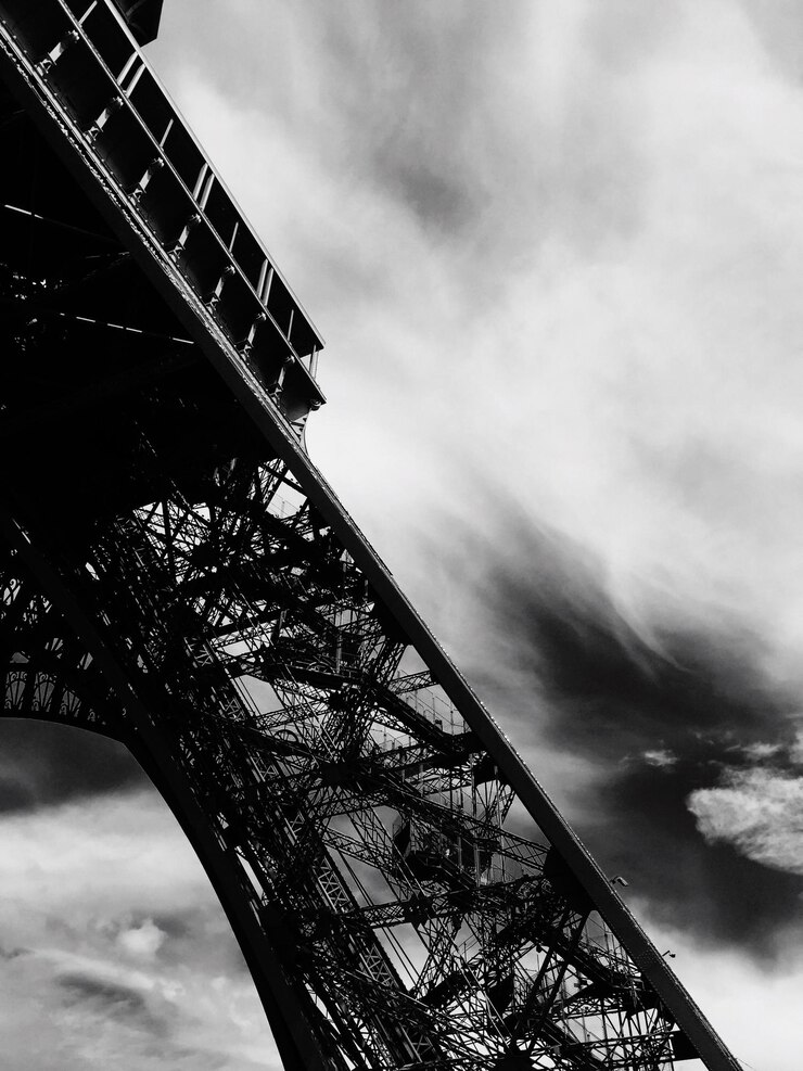 Foto imagen recortada de la torre eiffel contra el cielo