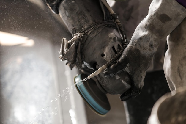 Imagen recortada de un trabajador manual trabajando en un sitio de construcción